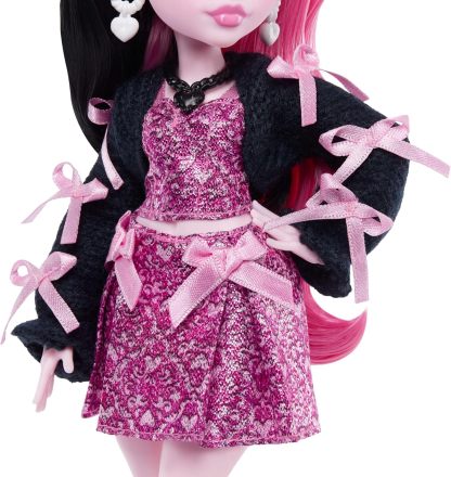 Poupée Monster High Draculaura en robe rose avec nœud et cardigan noir avec chauve-souris du comte Fabulous et 7 accessoires comme des ramens, du rouge à lèvres et un sac à main, JHK29