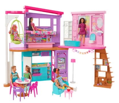 Barbie maison de Malibu (106 cm) – maison de poupée avec 2 étages, 6 pièces, un ascenseur, une balançoire et plus de 30 accessoires, jouet pour enfants à partir de 3 ans.