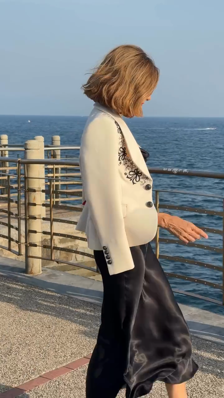 Embroidered White Blazer-ROVOLE