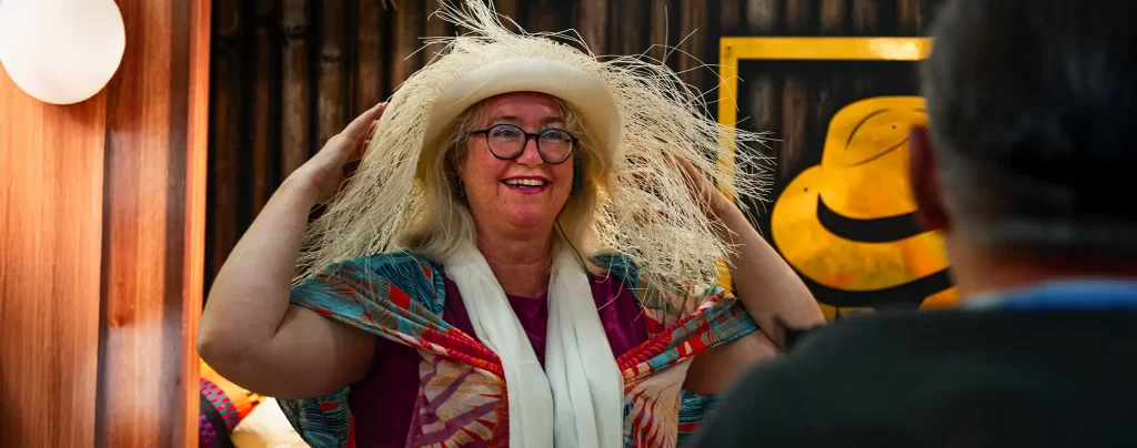 Customer with a Panama Montecristi hat in process