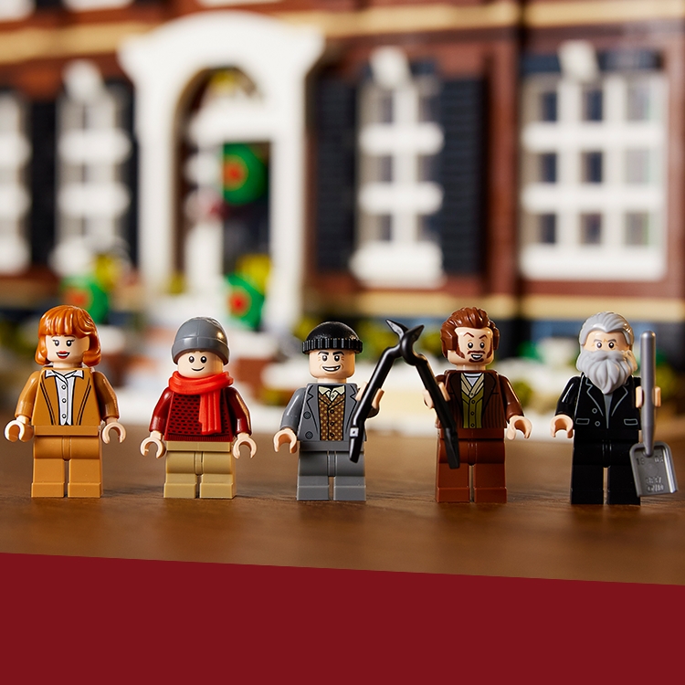 From left to right: Kate McCallister minifigure, Kevin McCallister minifigure, Harry minifigure, Marv minifigure and ‘Old Man’ Marley minifigure.