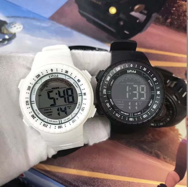 CF440 スポーツ電子腕時計（クロノグラフデジタル表示、防水）