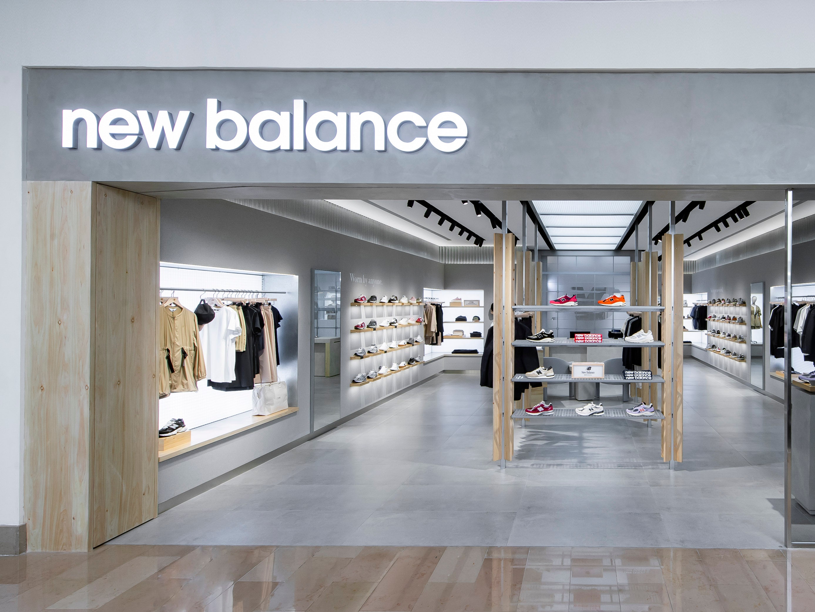 必逛質感潮店再加一！New Balance全台首家「NB GREY 形象總店」，灰調未來空間、獨家風格選品、重磅聯名鞋款一次看！ | Vogue  Taiwan