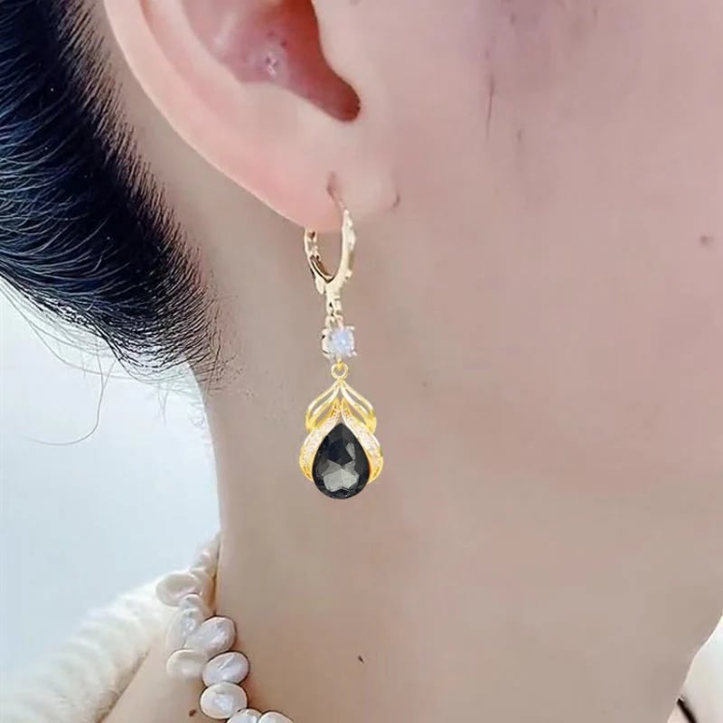 💧Fashionable women's earrings with a teardrop pendant