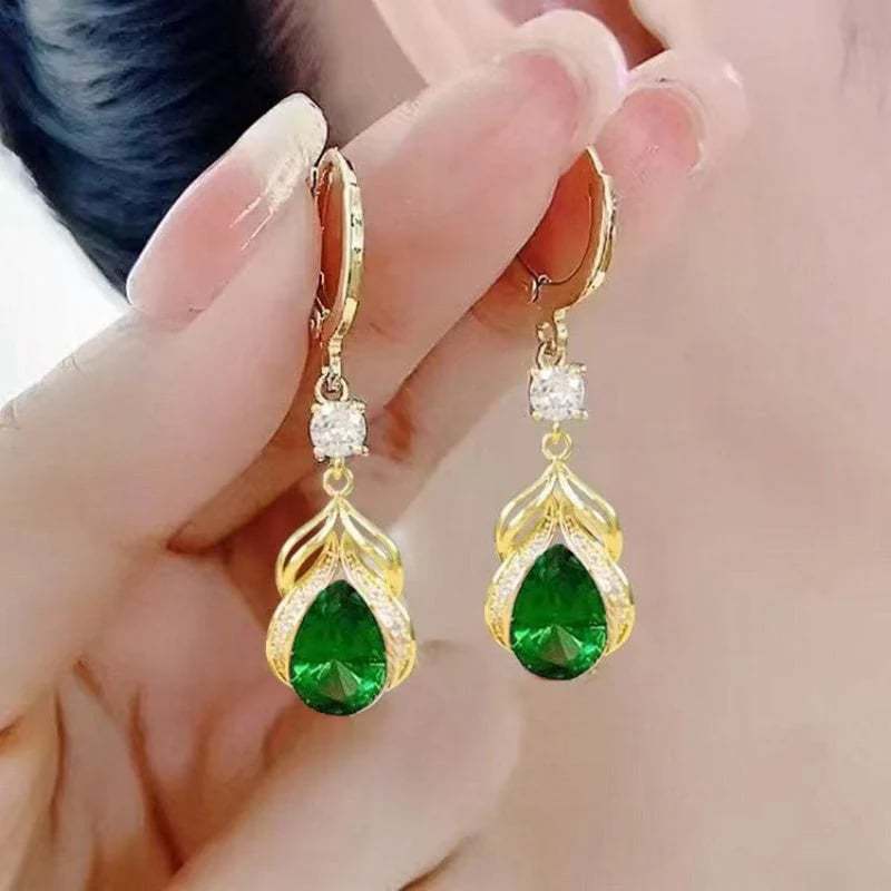 💧Fashionable women's earrings with a teardrop pendant