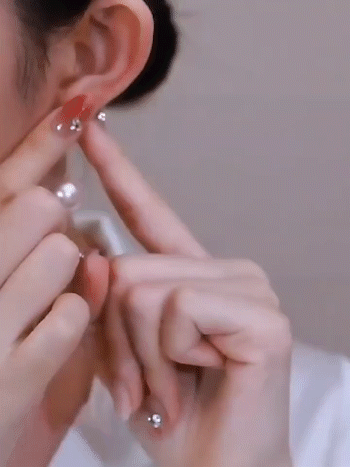 🔥 -Two styles of wearing love diamond earrings