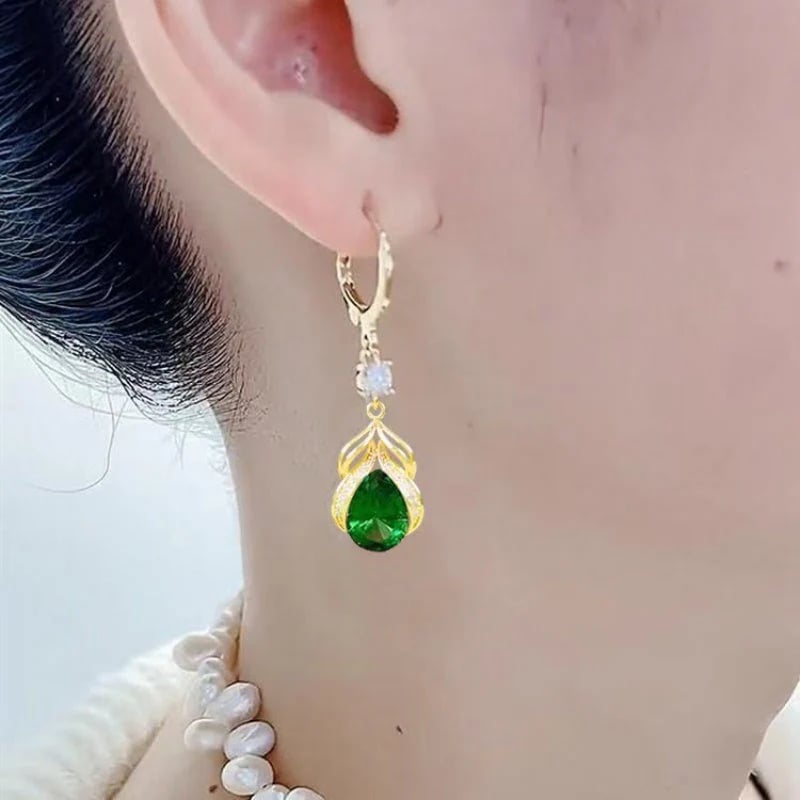 💧Fashionable women's earrings with a teardrop pendant