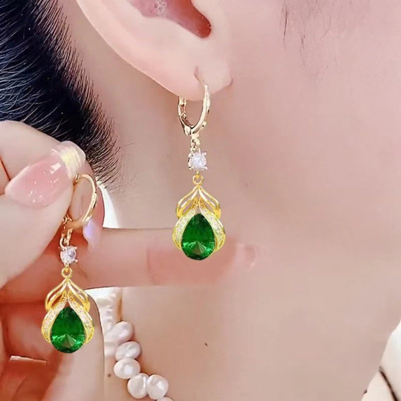 💧Fashionable women's earrings with a teardrop pendant