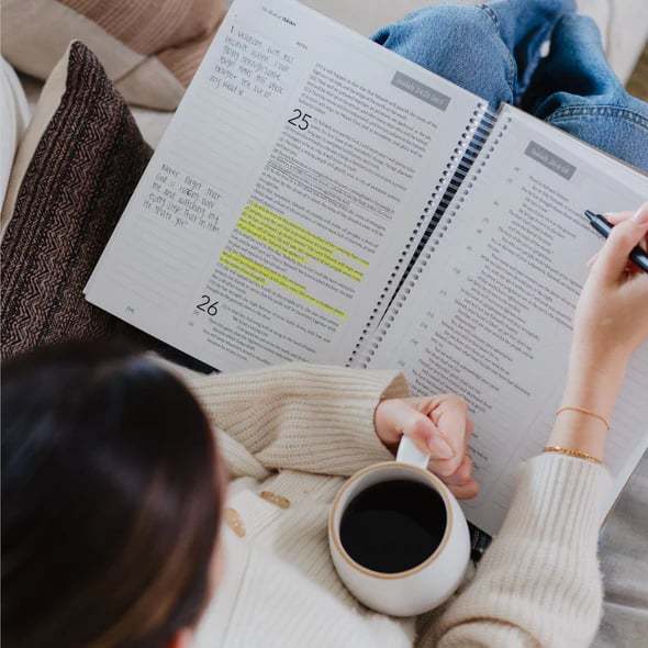 🎁LAST DAY 49% OFF -🙏🏼The Bible In A Year: A 52-Week Journey Through God's Word