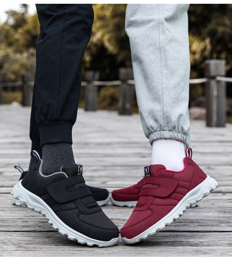 Los zapatos ortopédicos diseñados específicamente para personas mayores son cómodos y antideslizantes.