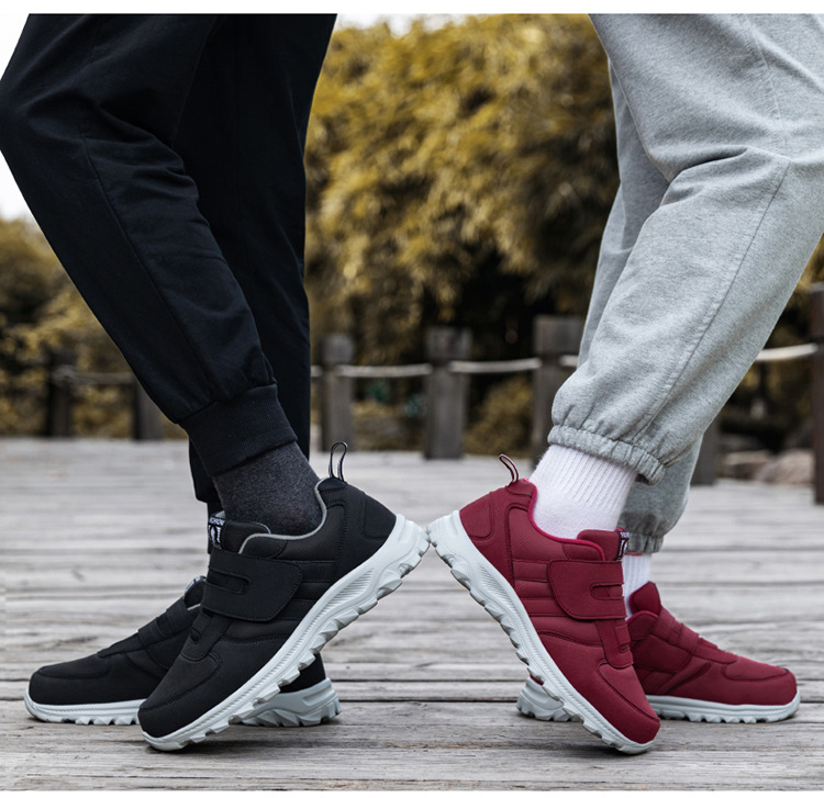 Los zapatos ortopédicos diseñados específicamente para personas mayores son cómodos y antideslizantes.