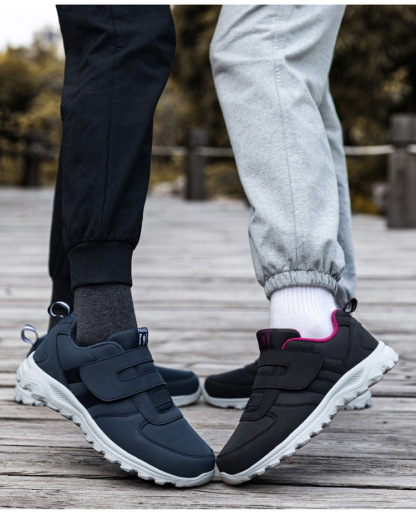 Los zapatos ortopédicos diseñados específicamente para personas mayores son cómodos y antideslizantes.