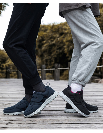 Los zapatos ortopédicos diseñados específicamente para personas mayores son cómodos y antideslizantes.