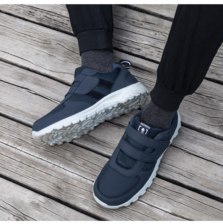 Los zapatos ortopédicos diseñados específicamente para personas mayores son cómodos y antideslizantes.