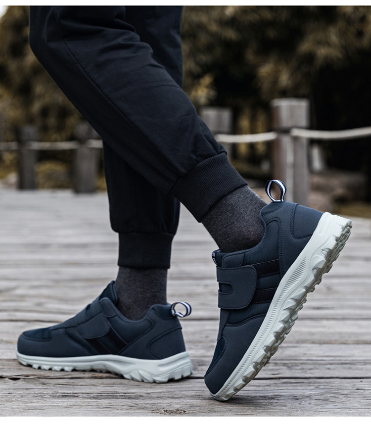 Los zapatos ortopédicos diseñados específicamente para personas mayores son cómodos y antideslizantes.