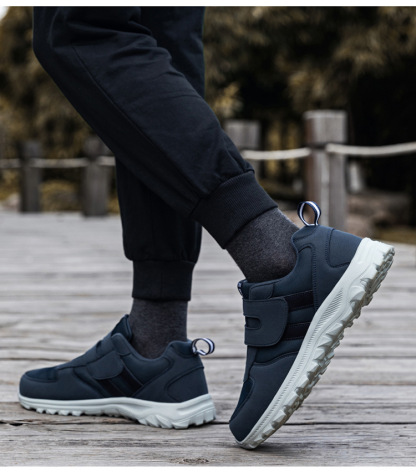 Los zapatos ortopédicos diseñados específicamente para personas mayores son cómodos y antideslizantes.