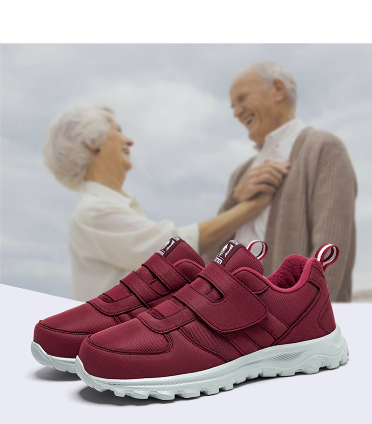Los zapatos ortopédicos diseñados específicamente para personas mayores son cómodos y antideslizantes.