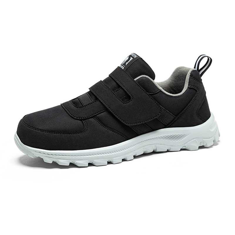 Los zapatos ortopédicos diseñados específicamente para personas mayores son cómodos y antideslizantes.