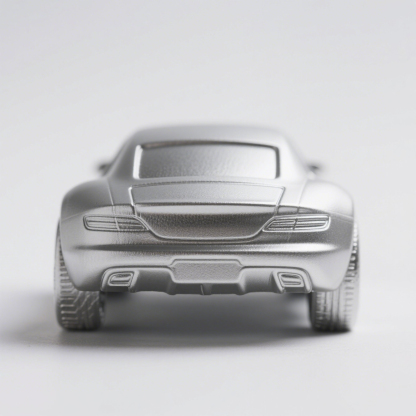 Srebrny model samochodu