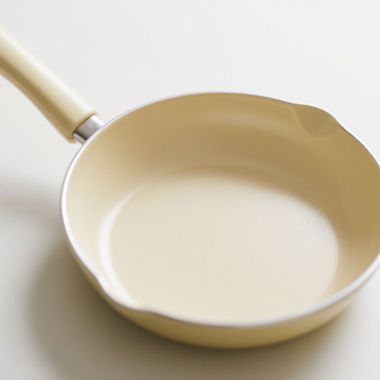  Magyar: Tapadásmentes serpenyő