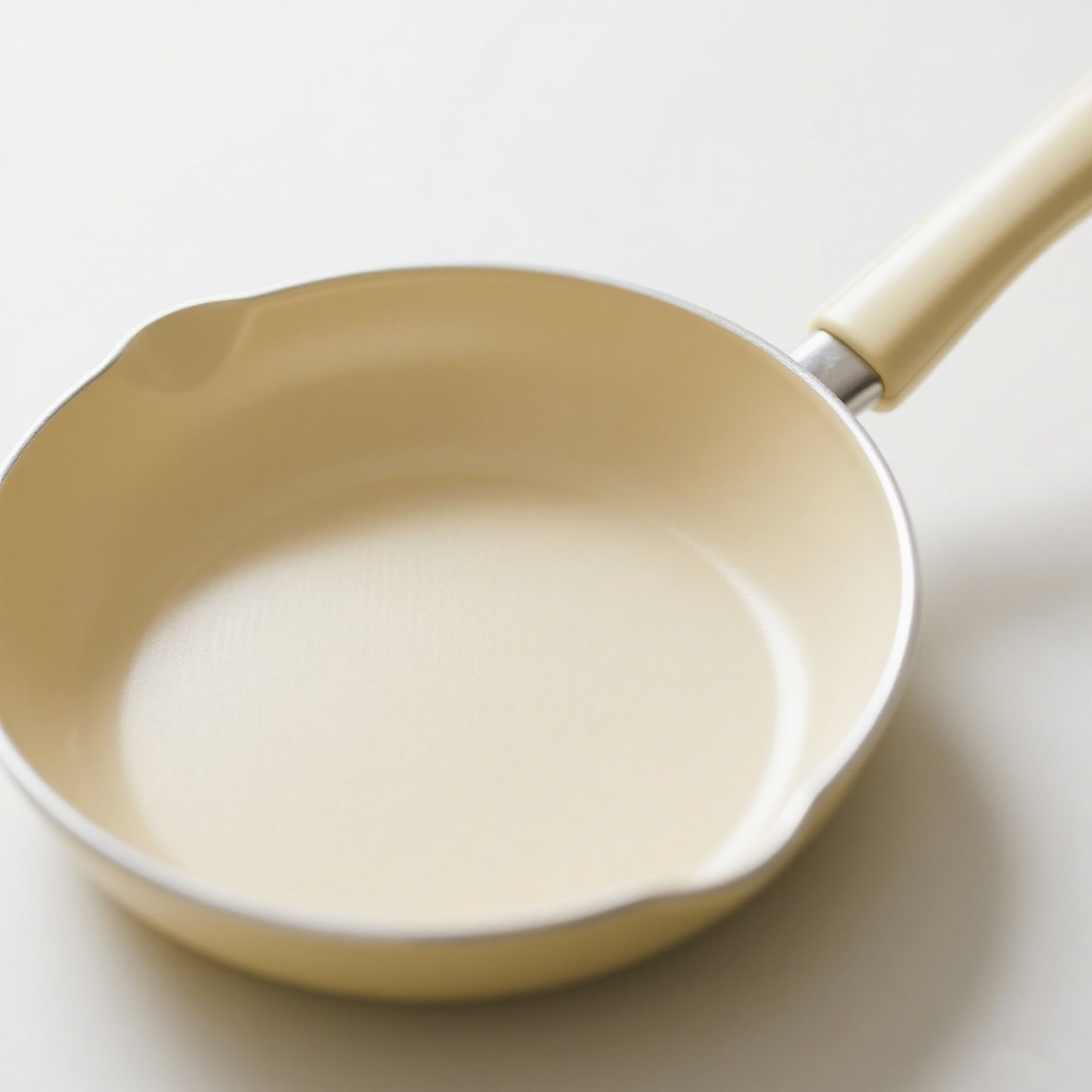  Magyar: Tapadásmentes serpenyő