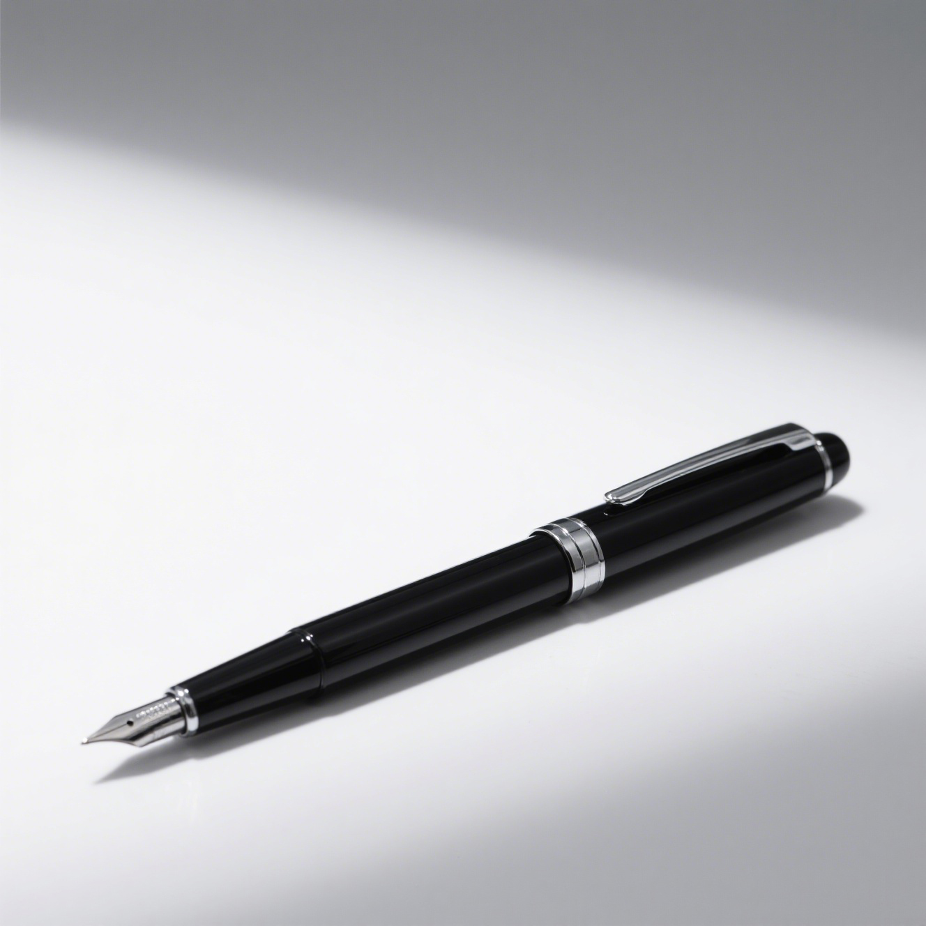 Stilou cu peniță germană din oțel închis la culoare