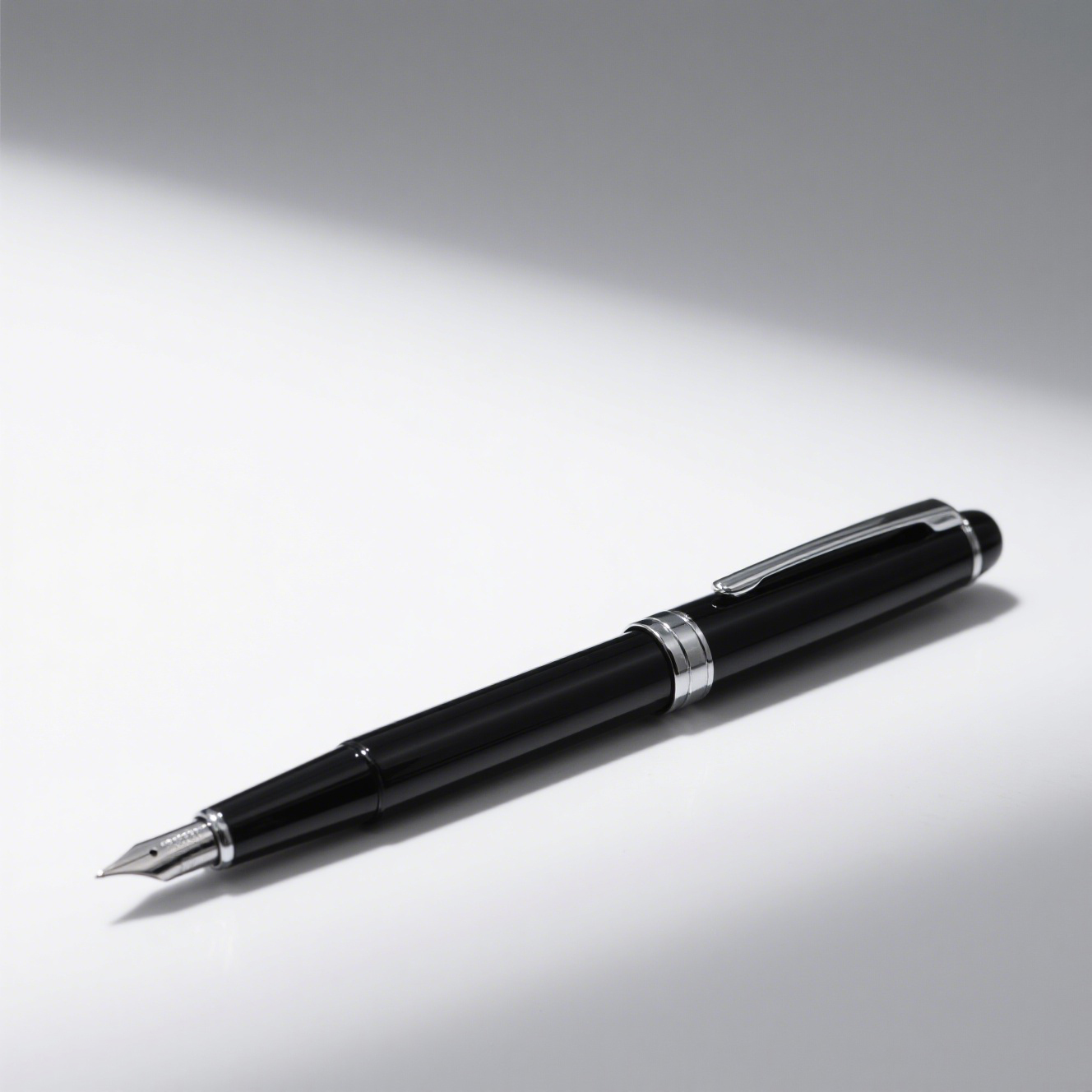 Stilou cu peniță germană din oțel închis la culoare