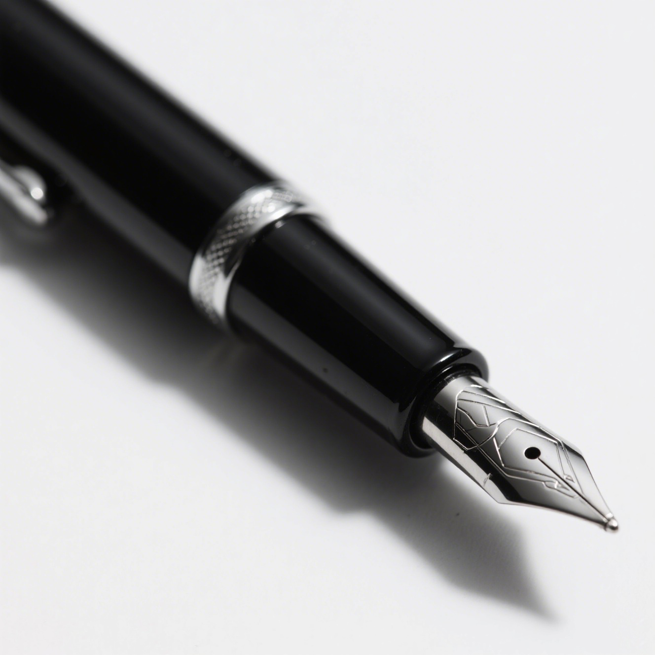 Stilou cu peniță germană din oțel închis la culoare