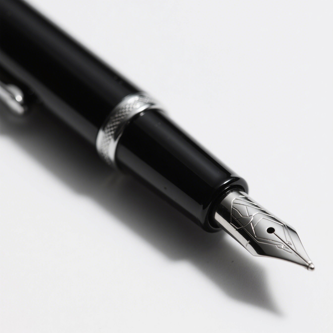 Stilou cu peniță germană din oțel închis la culoare