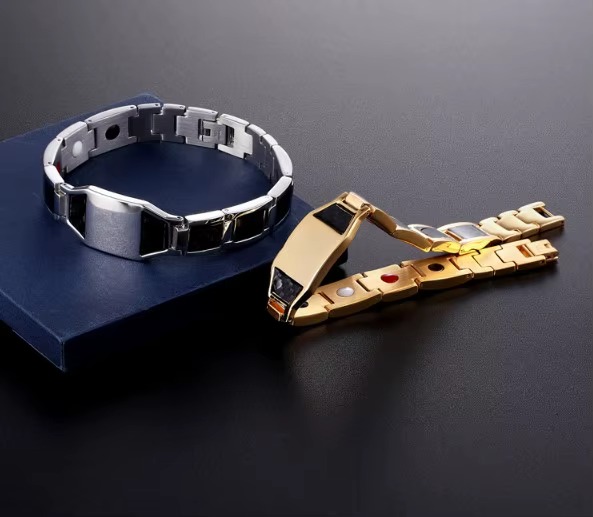 Customizable carbon fiber photo bracelet