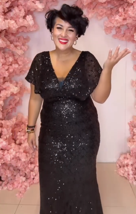 Sukienka z cekinami i dekoltem w serek, eleganckim krojem typu rybi ogon