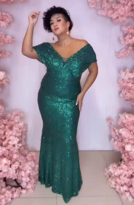 Sukienka z cekinami i dekoltem w serek, eleganckim krojem typu rybi ogon