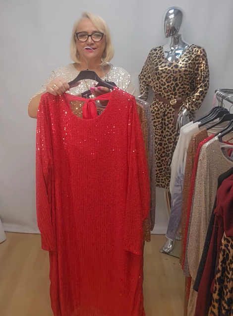 Sukienka z cekinami i okrągłym dekoltem oraz rękawami o długości 3/4