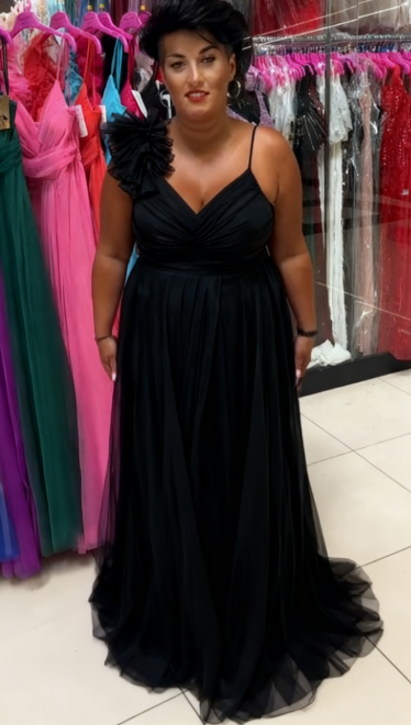 Sukienka z falbankami, tiulem, wysokim rozcięciem na jedno ramię