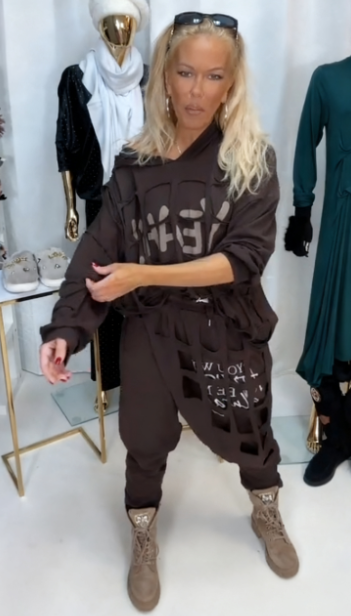 Dwuczęściowy komplet zawiera ubrania z nadrukowanymi literami i wycinanymi wzorami.