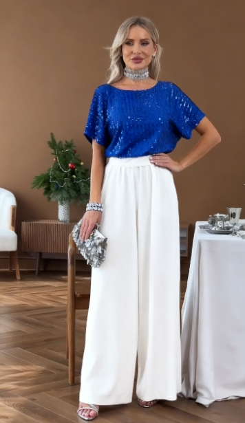 Garnitur z krótkim rękawem i okrągłym dekoltem, ozdobiony cekinami.