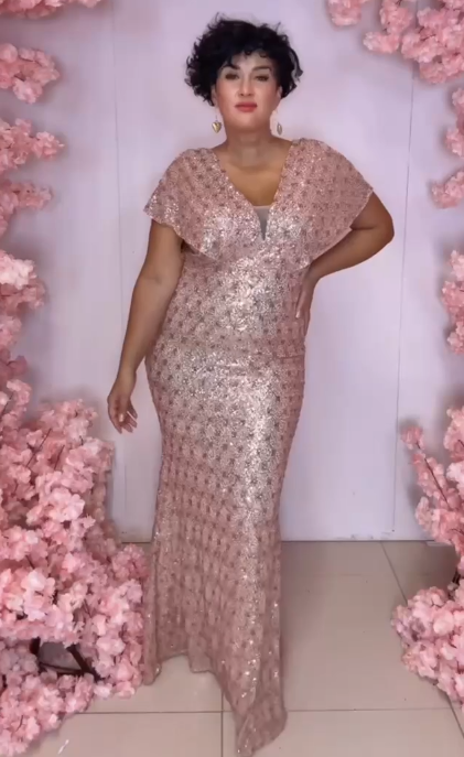 Sukienka z cekinami i dekoltem w serek, eleganckim krojem typu rybi ogon