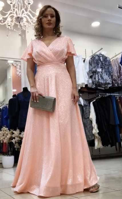 Dekolt w serek, skrzyżowany krój z przodu, rozszerzane rękawy, sukienka