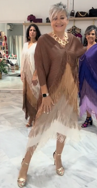 Elegancka sukienka z dekoltem w serek i warstwowymi frędzlami