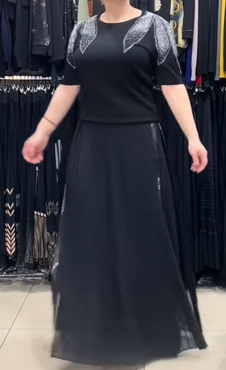 Elegancki garnitur z cekinowymi zdobieniami, krótkimi rękawami i okrągłym dekoltem.