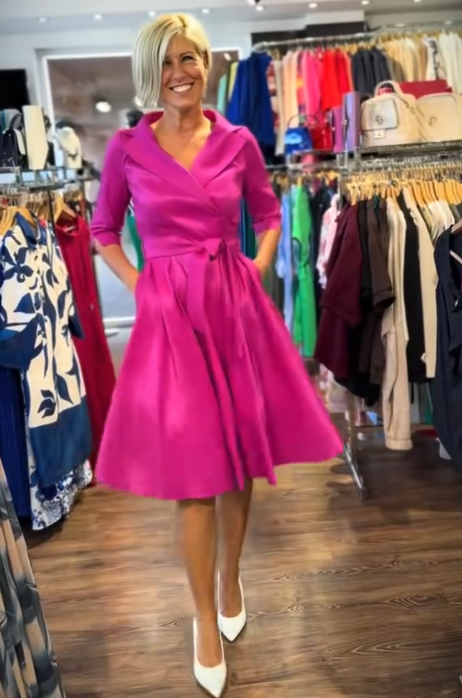 Sukienka z klapami i rękawem trzy czwarte