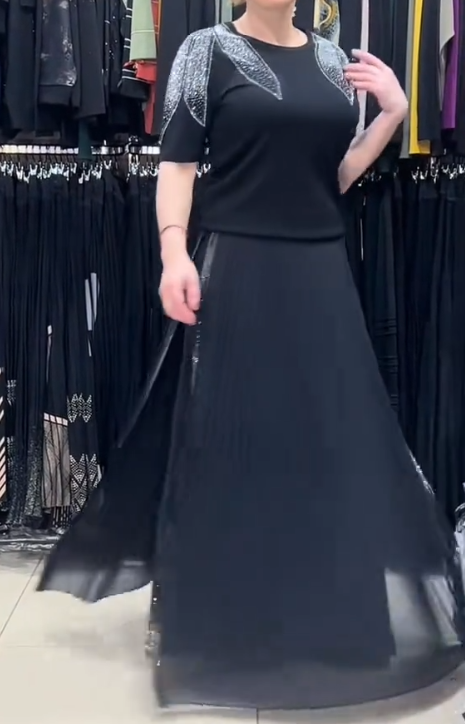 Elegancki garnitur z cekinowymi zdobieniami, krótkimi rękawami i okrągłym dekoltem.