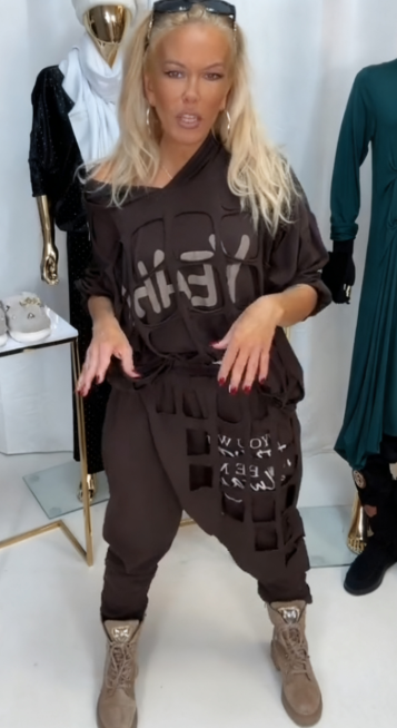 Dwuczęściowy komplet zawiera ubrania z nadrukowanymi literami i wycinanymi wzorami.