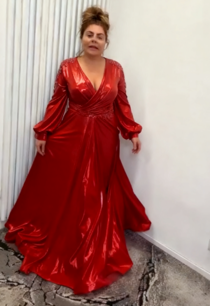 Sukienka, głęboki dekolt w serek, długie rękawy, plisowana talia, bufiaste rękawy