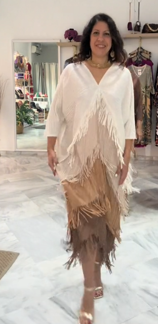 Elegancka sukienka z dekoltem w serek i warstwowymi frędzlami