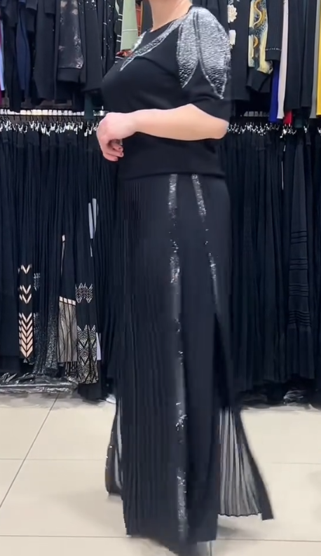 Elegancki garnitur z cekinowymi zdobieniami, krótkimi rękawami i okrągłym dekoltem.