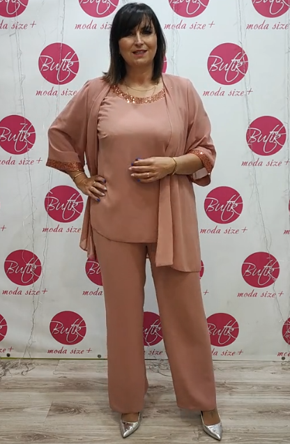 Lekki, trzyczęściowy komplet z cekinami zdobiącymi górę i mankiety.