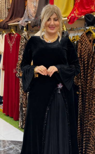 Sukienka z okrągłym dekoltem i rękawami w kształcie dzwonów, ozdobiona cekinami.