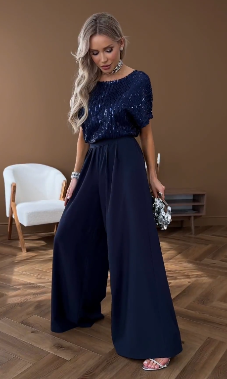 Garnitur z krótkim rękawem i okrągłym dekoltem, ozdobiony cekinami.