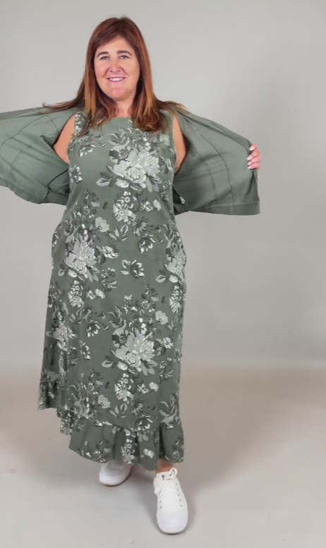 Luźna, bezrękawa sukienka w kwiaty w połączeniu z kurtką jeansową